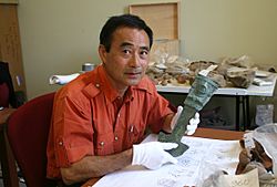 Archivo:Professor Izumi Shimada holding tumi knife excavated at Huaca Loro in 2006
