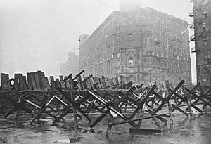 Archivo:RIAN archive 604273 Barricades on city streets