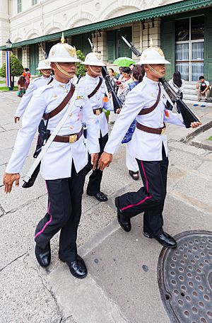 Archivo:Regimiento Primero de Infantería de la Guardia Real, Gran Palacio, Bangkok, Tailandia, 2013-08-22, DD 02