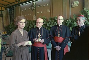Archivo:Rosalynn Carter with American Cardinals in Rome for Pope Paul VI's funeral - NARA - 180757 (cropped)