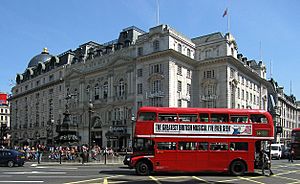 Archivo:Routemaster Bus, Piccadilly Circus