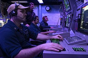 Archivo:Sailors conduct undersea warfare operations aboard USS Rafael Peralta (DDG 115). (51248916696)