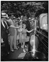 Archivo:Shirley sees her old friend the president. Washington, D.C., June 24. Shirley Temple leaving the White House offices of the president today after a very important conference with the LCCN2016873746