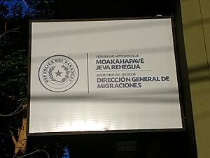Archivo:Sign in Guaraní and Spanish in Asunción