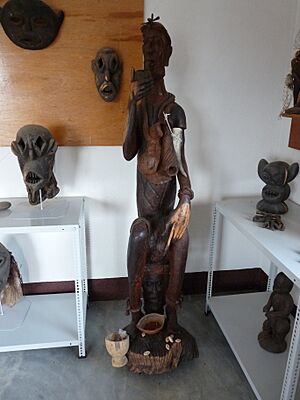 Archivo:Statue de Centrafrique (28604309303)