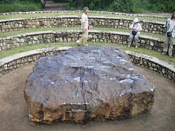 Archivo:The Hoba Meteorite near Grootfontein