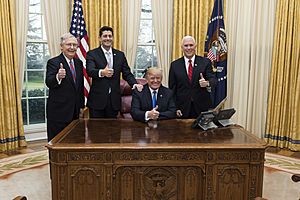 Archivo:Trump, Pence, Ryan, McConnell celebrate tax cut passage