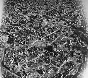 Archivo:USAAF Hannover Innenstadt 1945