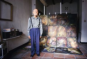 Archivo:Vicente Gómez en su estudio de la calle Cuba, ca. 2001, mientras elaboraba su obra Abstracción Geométrica s.III