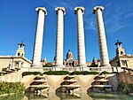 070 Les Quatre Columnes i fonts de Montjuïc, des de la pl. Carles Buïgas (Barcelona).jpg