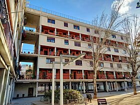 363 Casa Bloc, pg. Torras i Bages 85-105 (Barcelona), façana dels jardins interiors.jpg