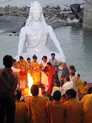 Archivo:A havan ceremony on the banks of Ganges, Muni ki Reti, Rishikesh