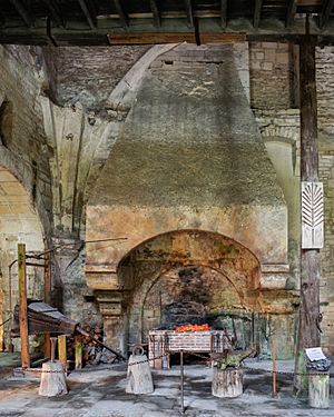 Archivo:Abbaye Fontenay forge cheminée