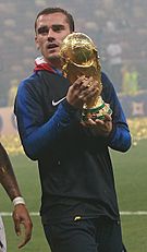 Archivo:Antoine Griezmann World Cup Trophy