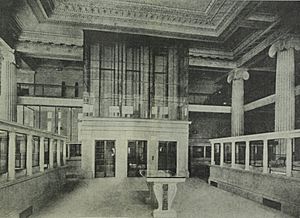 Archivo:Bankers Trust Building Kassensaal