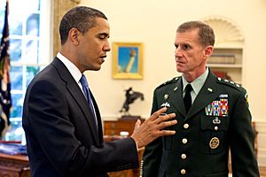 Archivo:Barack Obama meets with Stanley A. McChrystal in the Oval Office 2009-05-19