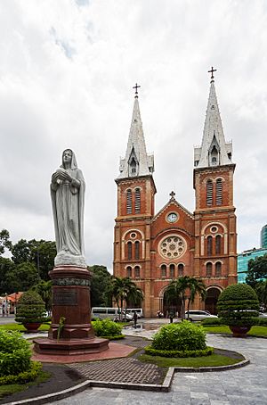 Archivo:Basílica de Nuestra Señora, Ciudad Ho Chi Minh, Vietnam, 2013-08-14, DD 07