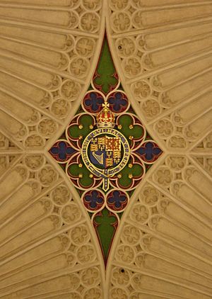 Archivo:BathAbbeyCeiling CoatOfArms HoniSoitMotto