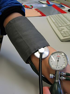Archivo:Blood pressure measurement