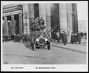 Archivo:Brandenburg Gate, Berlin, France, 1918 (4688558224)