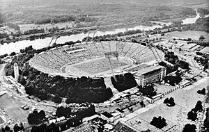 Archivo:Bundesarchiv Bild 183-1987-0801-101, Leipzig, Zentralstadion, Sportfest