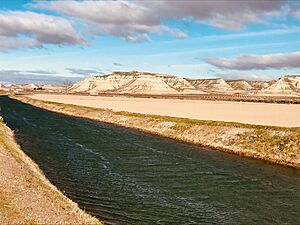 Archivo:Canal de Tauste que marcó la muga de las tierras de la Torre de Leoz