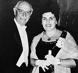 Archivo:Carmen con D. José María Pemán (Presidente de la Real Academia)