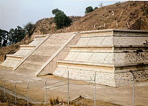 Archivo:Cholula Pyramid