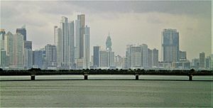 Archivo:Cinta costera, que rodea exteriormente el centro histórico de la ciudad de Panamá.