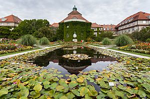 Archivo:Edificio principal, Jardín Botánico, Múnich, Alemania, 2013-09-08, DD 01