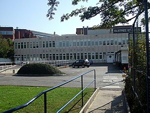 Archivo:Elstree Studios, Borehamwood-6230124747