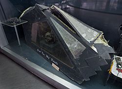 Archivo:F-117 Canopy (shot down over Serbia 1999, Museum of Aviation, Belgrade)