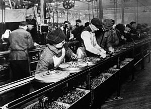 Archivo:Ford assembly line - 1913