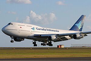 Archivo:Garuda Indonesia Boeing 747-400 Pichugin-2