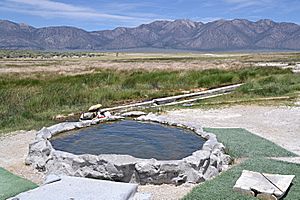 Archivo:Hilltop-hot-spring-2015