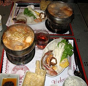 Archivo:Hot pot in Taiwanese restaurant
