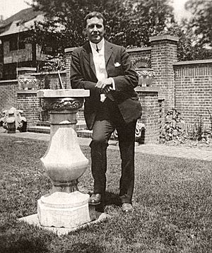 Archivo:John McCrae leaning against a sundial
