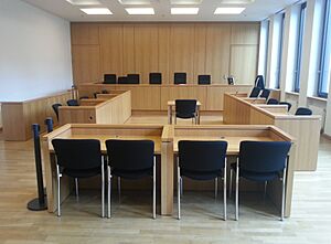 Archivo:Justizzentrum Aachen-Gerichtssaal01