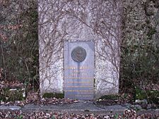 Archivo:La Houssaye-en-Brie Étienne Jodelle stèle
