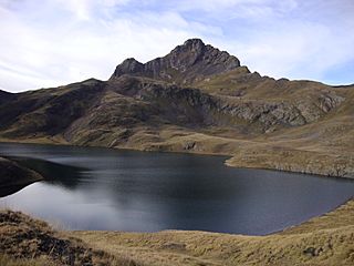 Lac de Montoliu e Tuc de Mauberme.jpg