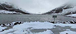 Archivo:Lago Enol con nieve