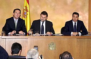 Archivo:Mariano Rajoy en la rueda de prensa posterior al Consejo de Ministros junto a los ministros de Justicia y de Trabajo y Asuntos Sociales