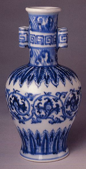 Archivo:Ming dynasty Xuande mark and period (1426–35) imperial blue and white vase, from The Metropolitan Museum of Art. 明宣德 景德鎮窯青花貫耳瓶, 纽约大都博物馆 
