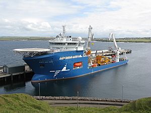 Archivo:North Sea Giant offshore installation vessel