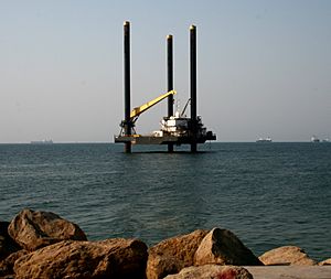Archivo:Offshore platform on move to final destination, Ilha de Luanda
