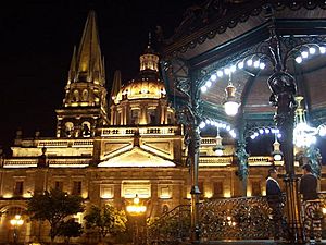 Archivo:Plaza de Armas, Guadalajara, Jalisco, México