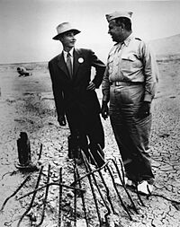 Archivo:Robert Oppenheimer (left) and General Leslie Groves (right) at Ground Zero of the nuclear bomb test site