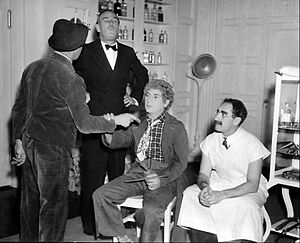 Archivo:Sam Wood and Marx Brothers A Day at the Races