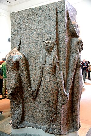 Archivo:Sculpture of Thutmose III, with the god Montu-Ra and goddess Hathor, 18th Dynasty, from temple of Amun-Ra at Karnak, housed in the British Museum