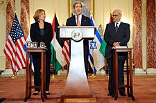 Archivo:Secretary Kerry, Israeli Justice Minister Livni, and Palestinian Chief Negotiator Erekat Address Reporters (Pic 3)